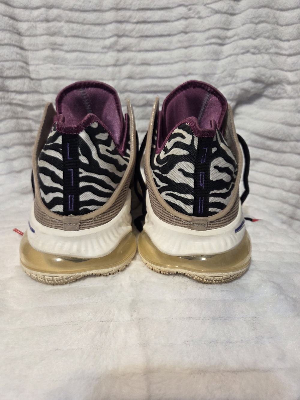 Size 10 Nike LeBron Xix Low Safari men's basketball shoes. - Picture 6 of 16